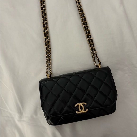 CHANEL 🖤 23A Black Shiny Leather Phone Holder on a Chain - Picture 5 of 15